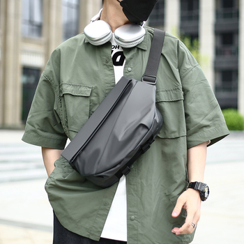 Geantă pentru piept bărbat – stil stradal, PU impermeabil, anti-furt, extensibilă, încăpătoare pentru laptop de 11 inci