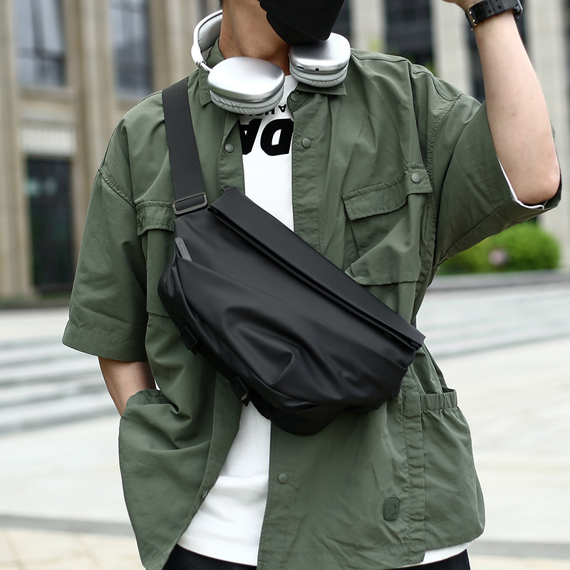 Geantă pentru piept bărbat – stil stradal, PU impermeabil, anti-furt, extensibilă, încăpătoare pentru laptop de 11 inci