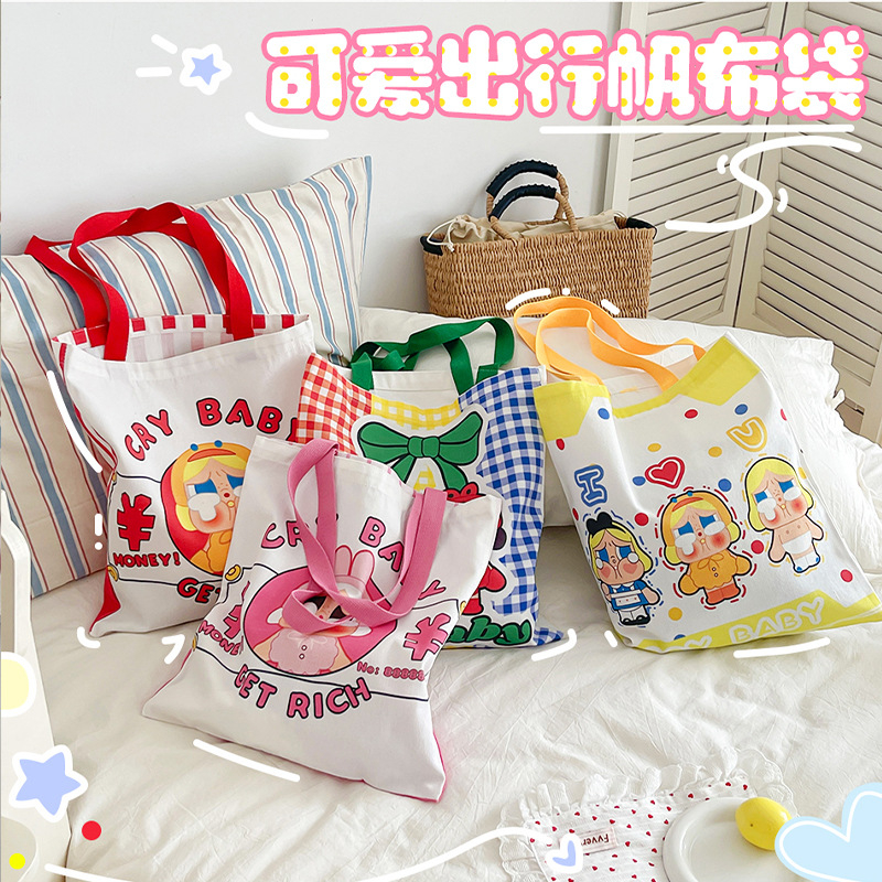 Platnena bucket torba s motivom plačljivog djeteta, velika kapaciteta za svakodnevno nošenje preko ramena, otvor s otvorom usta, dvostruka naramenica, unutarnji džepovi za laptop, telefon i dokumente.