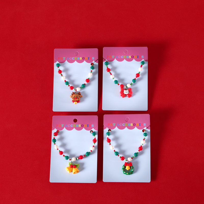 Náhrdelník pre domáce zvieratá s vianočnými perlami, uzlík motýľa a príves s jeleňom — kreslený dizajn, plast/živica, univerzálne použitie, Vianoce, štyri ročné obdobia