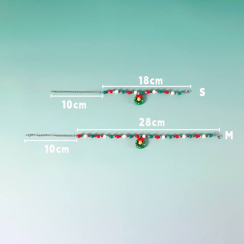 Náhrdelník pre domáce zvieratá s vianočnými perlami, uzlík motýľa a príves s jeleňom — kreslený dizajn, plast/živica, univerzálne použitie, Vianoce, štyri ročné obdobia
