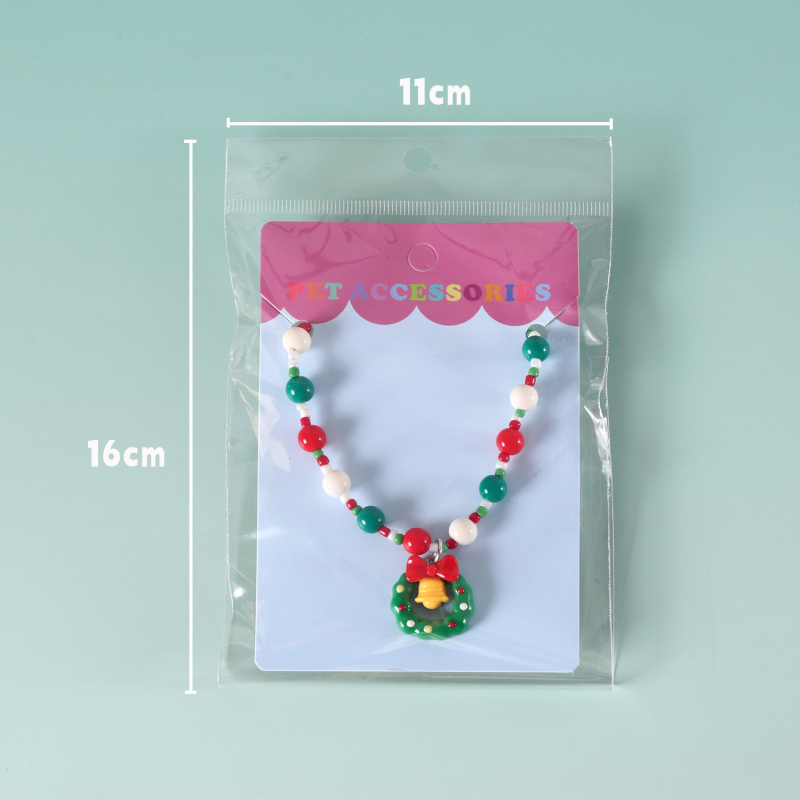 Náhrdelník pre domáce zvieratá s vianočnými perlami, uzlík motýľa a príves s jeleňom — kreslený dizajn, plast/živica, univerzálne použitie, Vianoce, štyri ročné obdobia