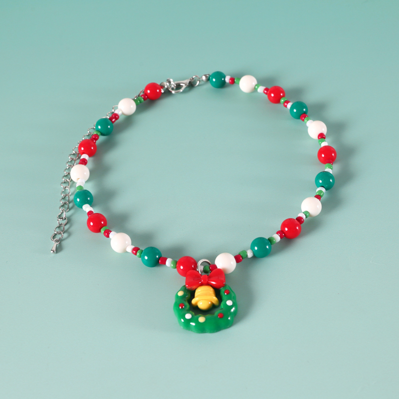 Náhrdelník pre domáce zvieratá s vianočnými perlami, uzlík motýľa a príves s jeleňom — kreslený dizajn, plast/živica, univerzálne použitie, Vianoce, štyri ročné obdobia