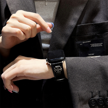 Apple Watch szíj – krokodilmintás bőr, keresztezett virág mintázat, Neutral márka, kompatibilis az Apple Watch-szal.