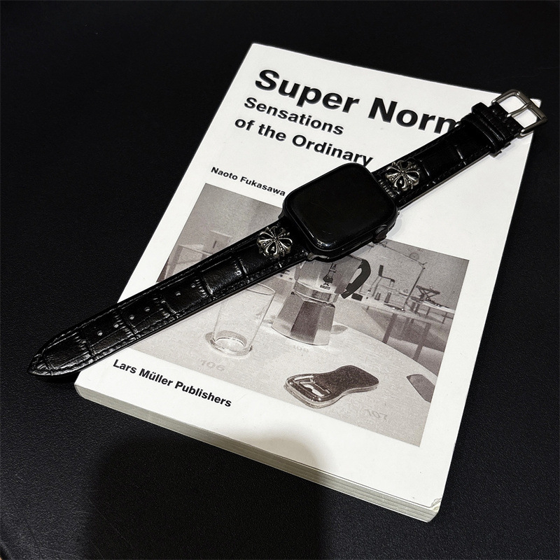 Apple Watch szíj – krokodilmintás bőr, keresztezett virág mintázat, Neutral márka, kompatibilis az Apple Watch-szal.