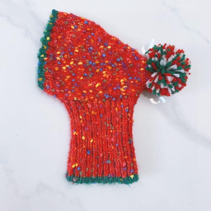 Kutyáknak szóló háziállat-sapka pomponnal, mintázat Color Splice, velúr fonal, szövött twill, jacquard, téli viselet