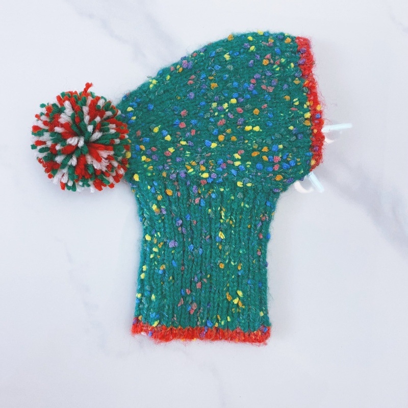 Kutyáknak szóló háziállat-sapka pomponnal, mintázat Color Splice, velúr fonal, szövött twill, jacquard, téli viselet