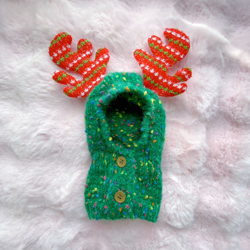 Kutyáknak szóló háziállat-sapka pomponnal, mintázat Color Splice, velúr fonal, szövött twill, jacquard, téli viselet