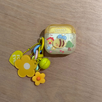 AirPods 1–4 Gen védőtok 3D méhecske dizájnnal, IMD konstrukció, imprint felület, tartalmaz medált