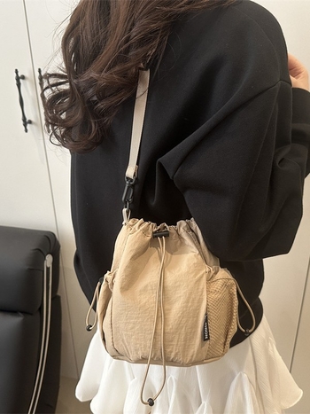 Geantă de umăr din nailon cu șnur, formă bucket, stil urban minimalist, căptușeală din poliester
