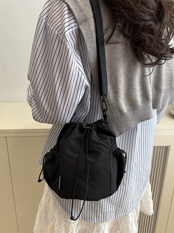 Geantă de umăr din nailon cu șnur, formă bucket, stil urban minimalist, căptușeală din poliester