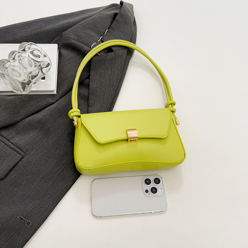 PU torbica preko podlaktice, crossbody, horizontalnog kvadratnog oblika, laminirani unutarnji džep sa magnetskim zatvaračem, poliester podstava