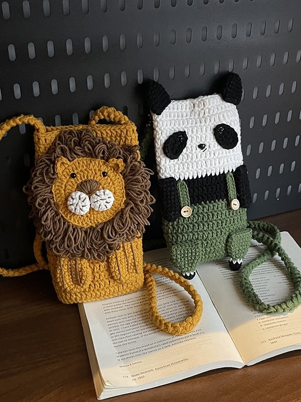 Ručna pletena crossbody torba s motivima lava i panda | Materijal: Poliester | Cylindrični oblik | Zaključavanje | Unutarnja džep za dokumente | Jedan naramenica