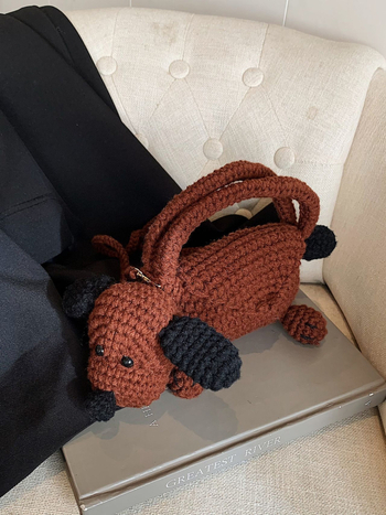 Dječja crossbody torba s motivom medvjeda, ručno kukičana od vune, uspravni kvadratni oblik, zaključavanje, unutarnja džep za telefon, pamučna podstava