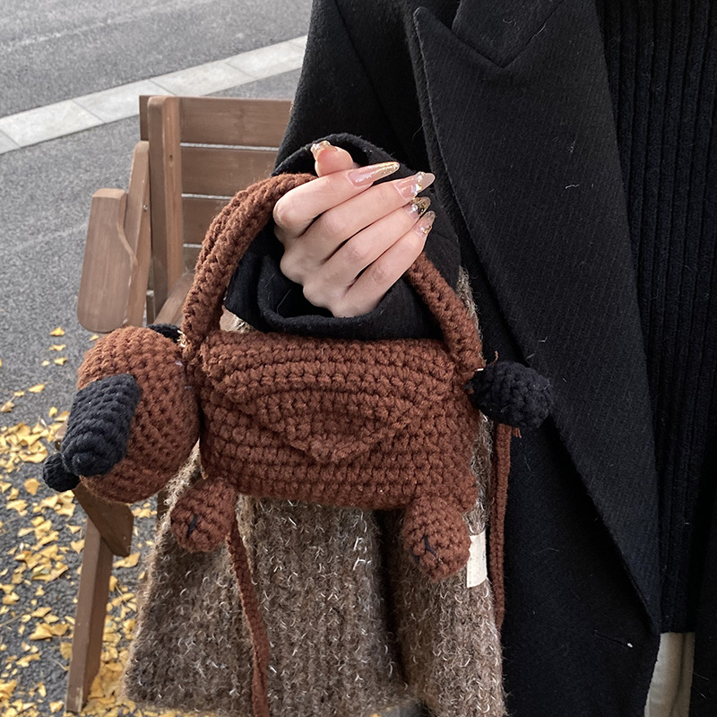 Dječja crossbody torba s motivom medvjeda, ručno kukičana od vune, uspravni kvadratni oblik, zaključavanje, unutarnja džep za telefon, pamučna podstava
