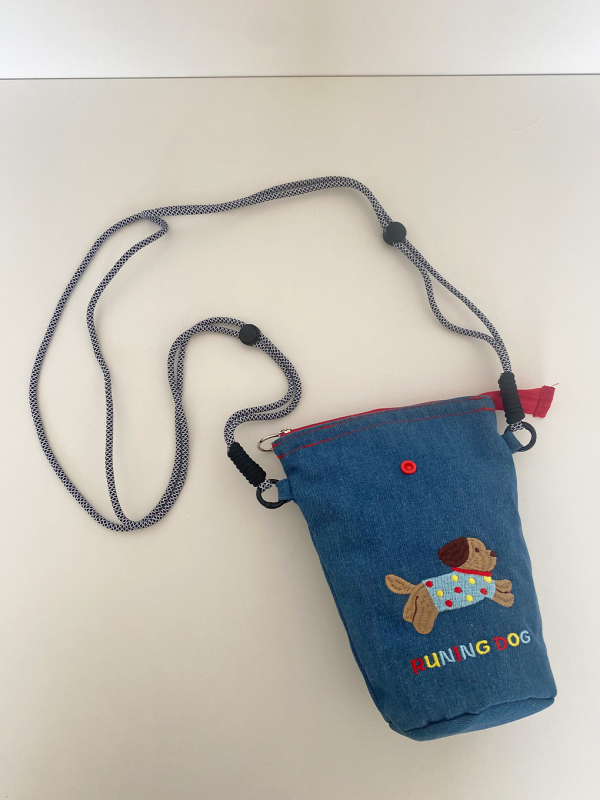 Cilindrična crossbody torbica s ušivenim štenetom — svježi i slatki stil, kaubojska tkanina, zatvarač, poliester podstava
