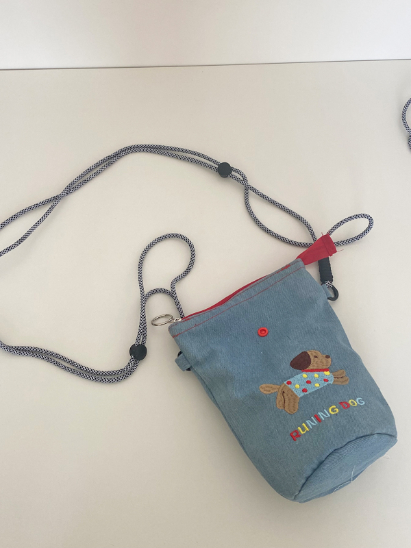 Cilindrična crossbody torbica s ušivenim štenetom — svježi i slatki stil, kaubojska tkanina, zatvarač, poliester podstava