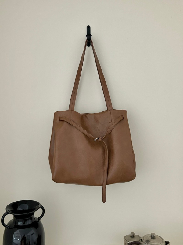 Ljetna nova nišna visokokvalitetna retro tote torba s velikim kapacitetom, mekana PVC koža, svestrana za svakodnevnu upotrebu
