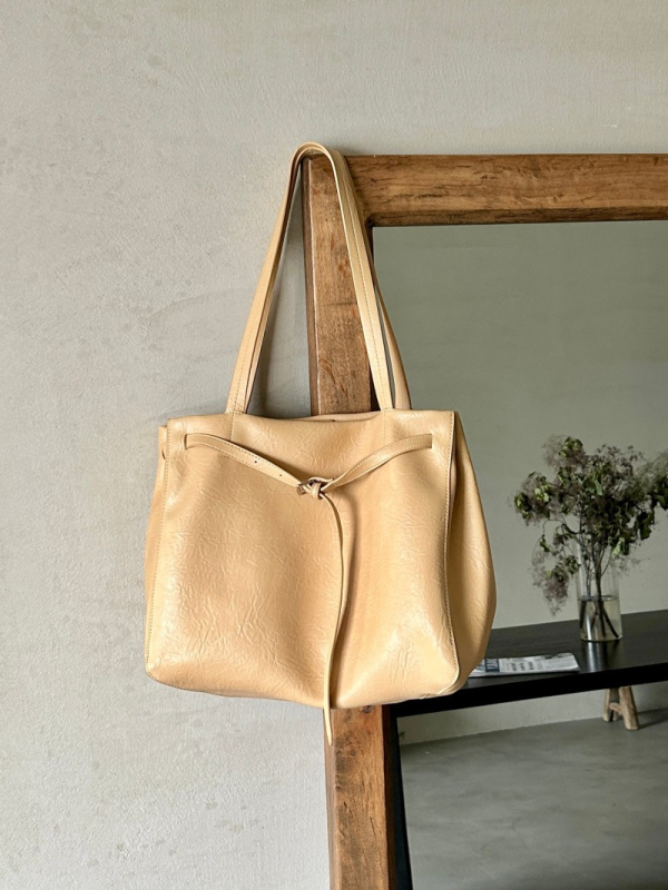 Ljetna nova nišna visokokvalitetna retro tote torba s velikim kapacitetom, mekana PVC koža, svestrana za svakodnevnu upotrebu