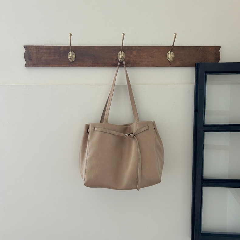 Ljetna nova nišna visokokvalitetna retro tote torba s velikim kapacitetom, mekana PVC koža, svestrana za svakodnevnu upotrebu