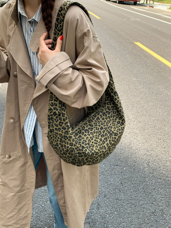 Torba crossbody s leopardovim uzorkom, dumpling stil, flanelni materijal, zatvarač, jedna naramenica, jesen 2025