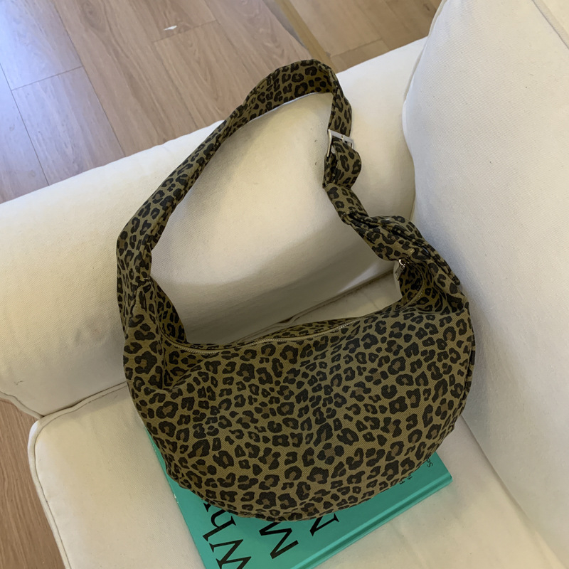 Torba crossbody s leopardovim uzorkom, dumpling stil, flanelni materijal, zatvarač, jedna naramenica, jesen 2025