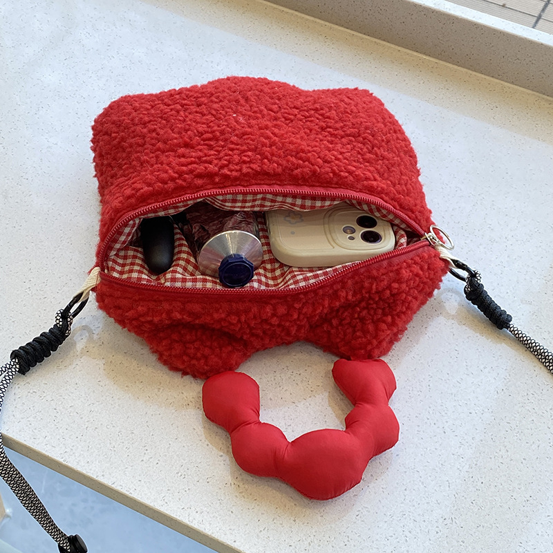 Crossbody torbica s plišanim lavom - vanjski materijal od poliestera, podstava od poliestera, zatvaranje zipom, za svakodnevnu upotrebu
