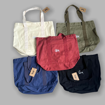 Stussy Canvas Tote Bag – Mestská jednoduchosť, plátený materiál, vodorovný štvorcový tvar, otvorené horné otváranie, vrecko na telefón, dvojité rúčky
