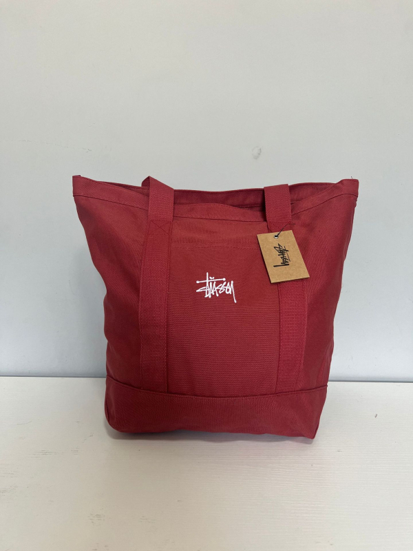 Stussy Canvas Tote Bag – Mestská jednoduchosť, plátený materiál, vodorovný štvorcový tvar, otvorené horné otváranie, vrecko na telefón, dvojité rúčky