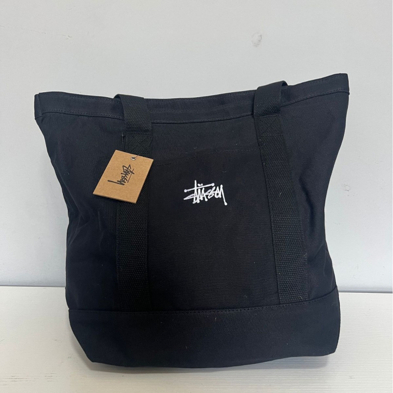 Stussy Canvas Tote Bag – Mestská jednoduchosť, plátený materiál, vodorovný štvorcový tvar, otvorené horné otváranie, vrecko na telefón, dvojité rúčky