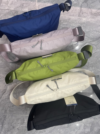 Нейлонова чанта през рамо за свободното време, хоризонтално квадратна форма, цип за отваряне, вътрешен ламиниран джоб с цип и вътрешен джоб тип patch, една презрамка.