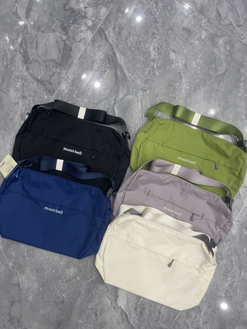 Нейлонова чанта през рамо за свободното време, хоризонтално квадратна форма, цип за отваряне, вътрешен ламиниран джоб с цип и вътрешен джоб тип patch, една презрамка.