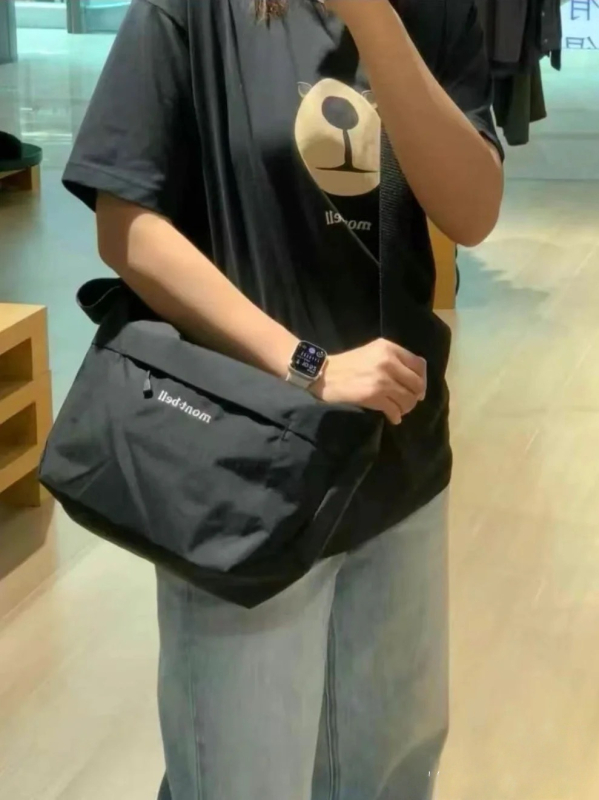 Нейлонова чанта през рамо за свободното време, хоризонтално квадратна форма, цип за отваряне, вътрешен ламиниран джоб с цип и вътрешен джоб тип patch, една презрамка.