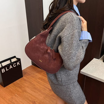 Дамска подмишникова чанта — урбан стил, PU материал, хоризонтална квадратна форма, цип, вътрешен джоб за документи