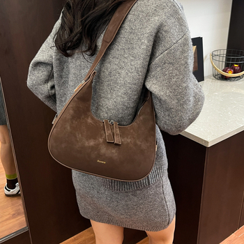 Дамска подмишникова чанта — урбан стил, PU материал, хоризонтална квадратна форма, цип, вътрешен джоб за документи