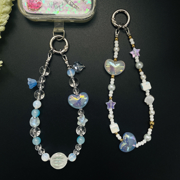 Telefonnyaklán szív, csillag és kagyló motívumokkal – kézzel készített, üveg elemek, nylon zsinór, fém csat