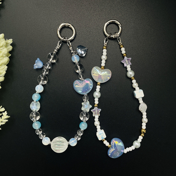 Telefonnyaklán szív, csillag és kagyló motívumokkal – kézzel készített, üveg elemek, nylon zsinór, fém csat