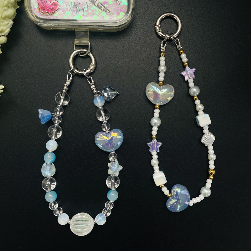 Telefonnyaklán szív, csillag és kagyló motívumokkal – kézzel készített, üveg elemek, nylon zsinór, fém csat