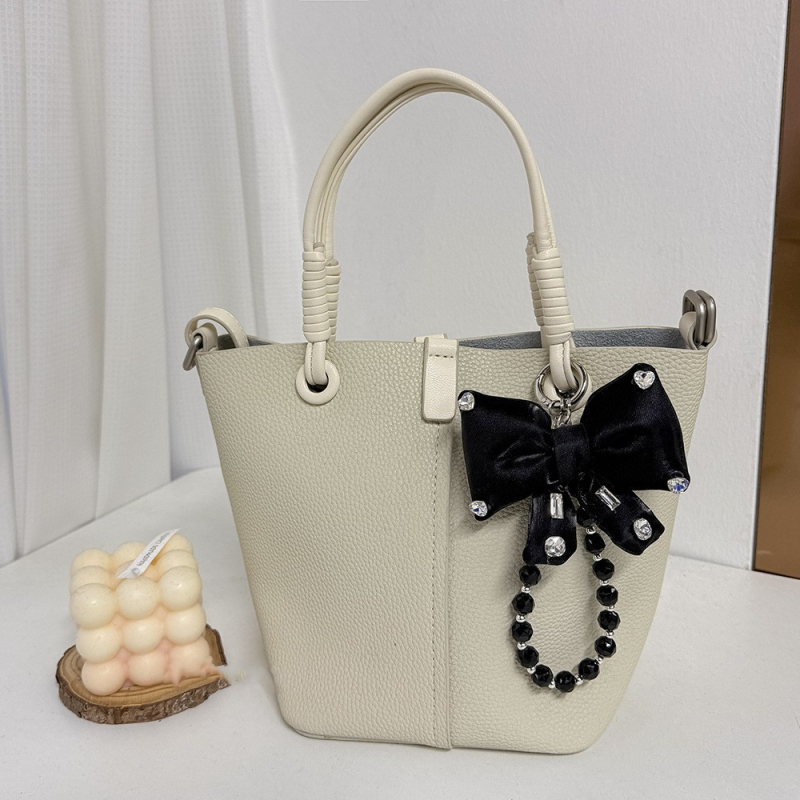 Mobiltelefon zsinór gyöngyökkel és masnival, kézzel készített, PVC zsinór, fém csat