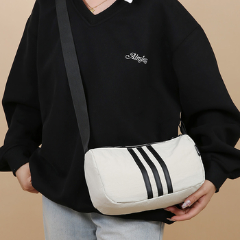 Nylonová taška cez rameno, horizontálny štvorcový tvar, zapínanie na zips, vnútorná kapsa na zips a kapsa na dokumenty, jeden popruh, mestská jednoduchosť.