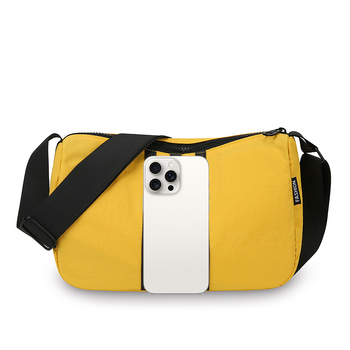 Nylonová taška cez rameno, horizontálny štvorcový tvar, zapínanie na zips, vnútorná kapsa na zips a kapsa na dokumenty, jeden popruh, mestská jednoduchosť.