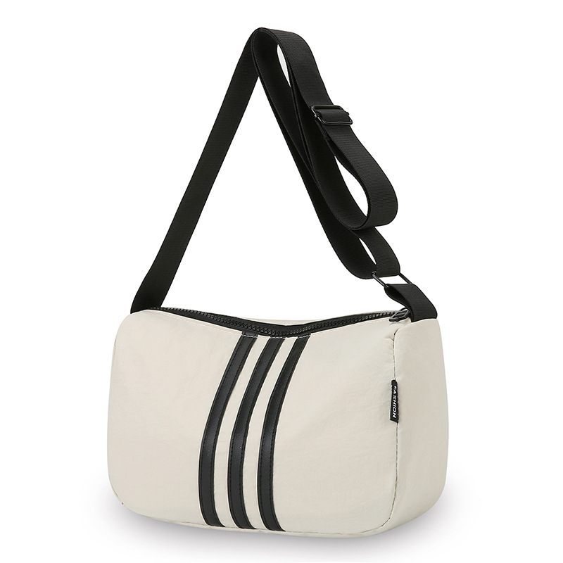 Nylonová taška cez rameno, horizontálny štvorcový tvar, zapínanie na zips, vnútorná kapsa na zips a kapsa na dokumenty, jeden popruh, mestská jednoduchosť.