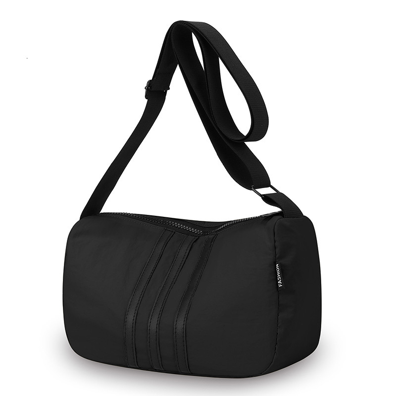 Nylonová taška cez rameno, horizontálny štvorcový tvar, zapínanie na zips, vnútorná kapsa na zips a kapsa na dokumenty, jeden popruh, mestská jednoduchosť.