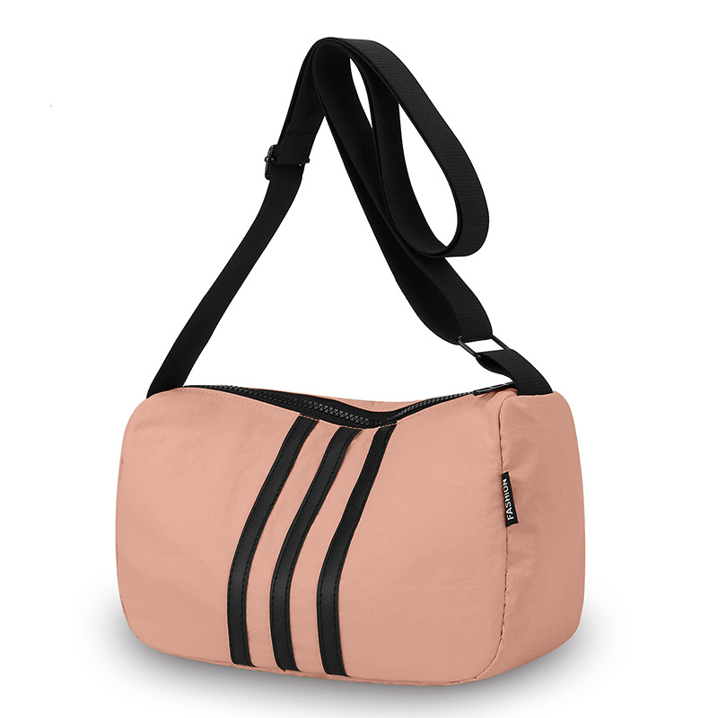 Nylonová taška cez rameno, horizontálny štvorcový tvar, zapínanie na zips, vnútorná kapsa na zips a kapsa na dokumenty, jeden popruh, mestská jednoduchosť.