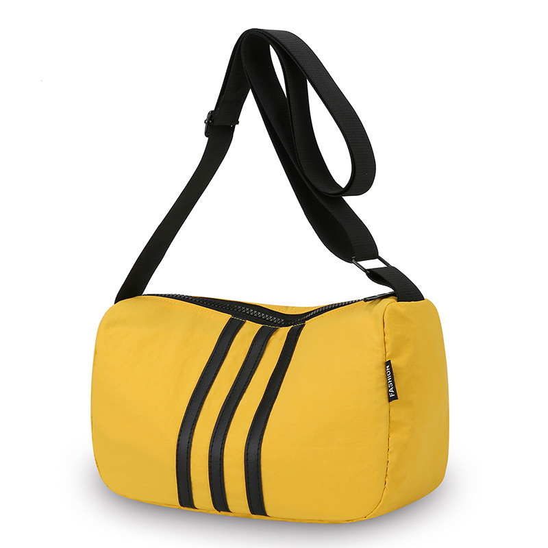 Nylonová taška cez rameno, horizontálny štvorcový tvar, zapínanie na zips, vnútorná kapsa na zips a kapsa na dokumenty, jeden popruh, mestská jednoduchosť.