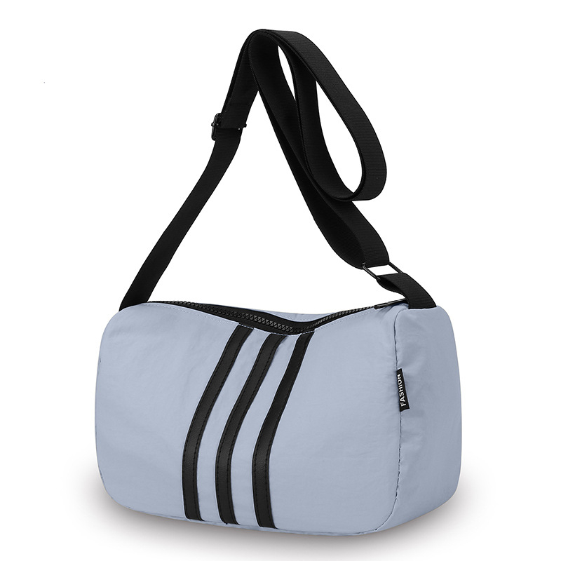 Nylonová taška cez rameno, horizontálny štvorcový tvar, zapínanie na zips, vnútorná kapsa na zips a kapsa na dokumenty, jeden popruh, mestská jednoduchosť.