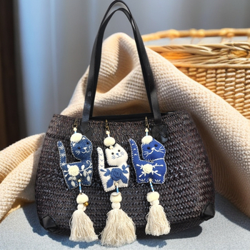 Μπρελόκ με κρεμαστό – λούτρινο γατάκι ραμμένο με χειροποίητο κέντημα, φούντα, στυλ Νοτιοανατολικής Ασίας (53280; λούτρινο; χειροποίητο κέντημα γάτας; φούντα)