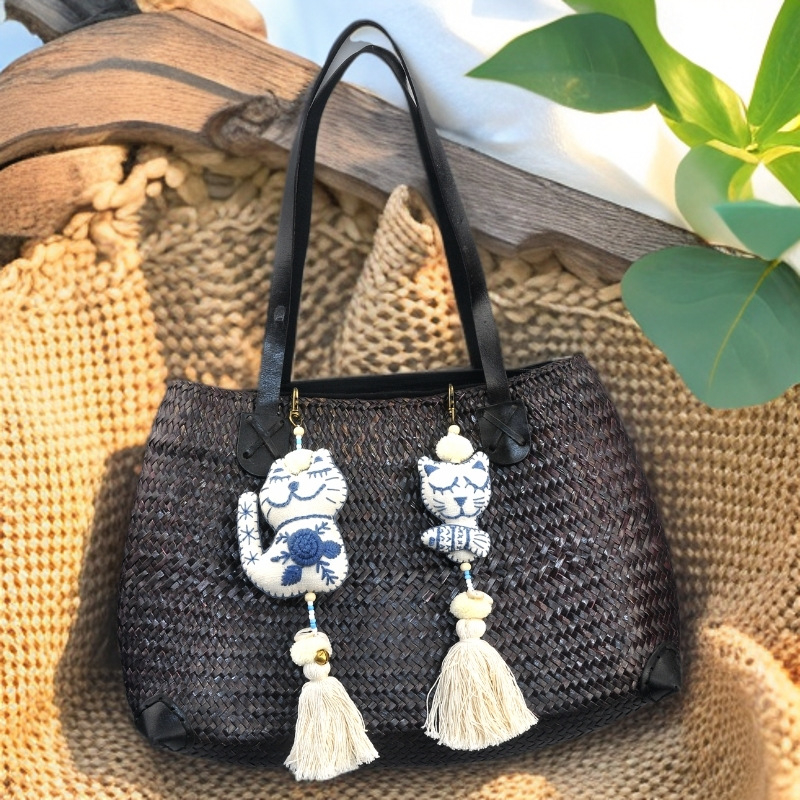 Μπρελόκ με κρεμαστό – λούτρινο γατάκι ραμμένο με χειροποίητο κέντημα, φούντα, στυλ Νοτιοανατολικής Ασίας (53280; λούτρινο; χειροποίητο κέντημα γάτας; φούντα)