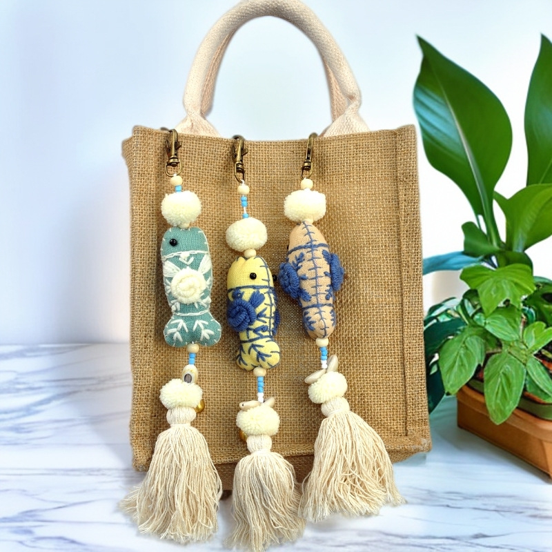 Μπρελόκ με κρεμαστό – λούτρινο γατάκι ραμμένο με χειροποίητο κέντημα, φούντα, στυλ Νοτιοανατολικής Ασίας (53280; λούτρινο; χειροποίητο κέντημα γάτας; φούντα)