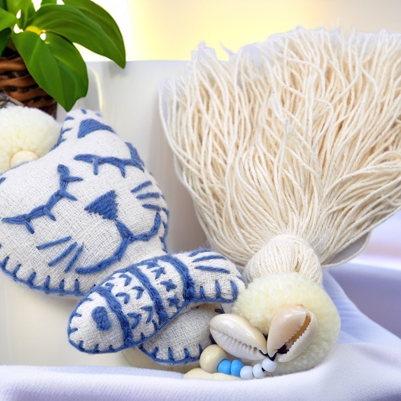 Μπρελόκ με κρεμαστό – λούτρινο γατάκι ραμμένο με χειροποίητο κέντημα, φούντα, στυλ Νοτιοανατολικής Ασίας (53280; λούτρινο; χειροποίητο κέντημα γάτας; φούντα)